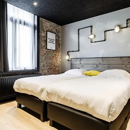 Upstairs Hotel 3*