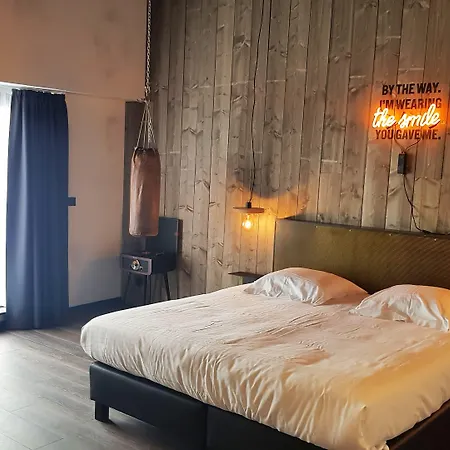 Upstairs Otel