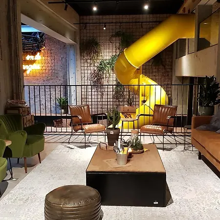 Upstairs أوستيند