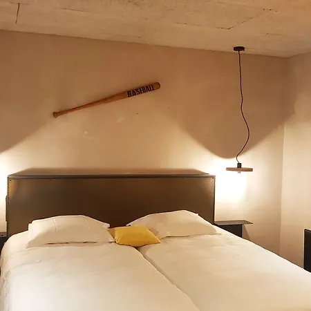 Отель Upstairs 3*