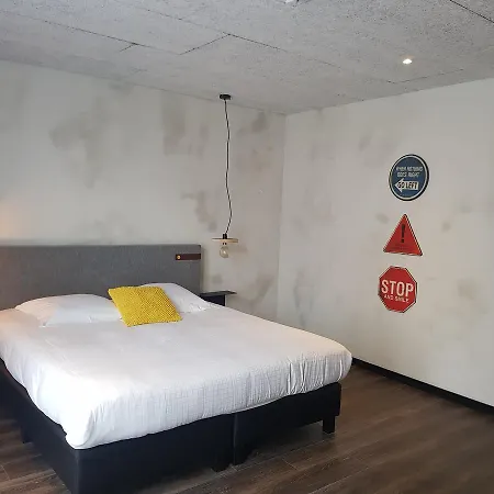 Upstairs Отель 3*