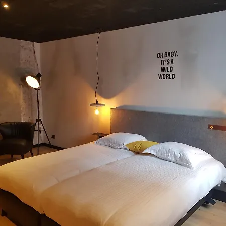 Upstairs فندق أوستيند