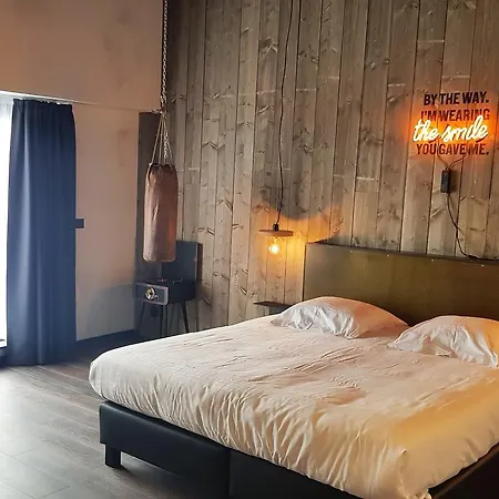 Upstairs فندق أوستيند