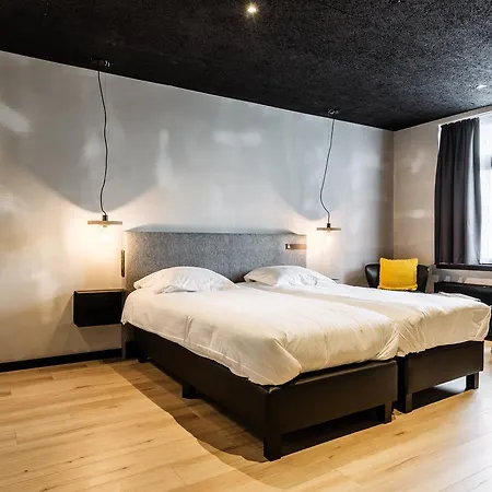 Upstairs فندق أوستيند