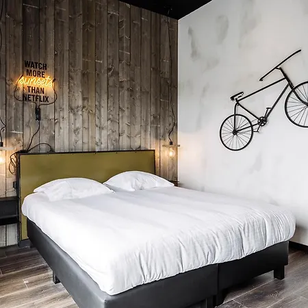 فندق Upstairs 3*