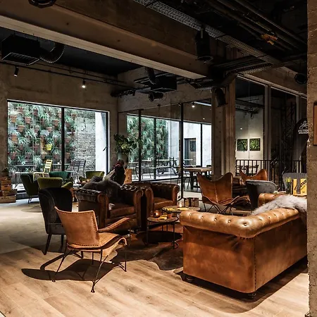 Upstairs فندق أوستيند