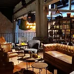 Upstairs Отель Остенде