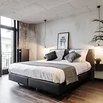Отель Upstairs 3*