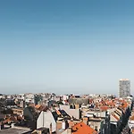 Upstairs Отель Остенде