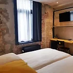 Upstairs Отель