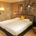 Upstairs Отель 3*