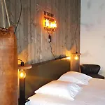 Отель Upstairs Остенде