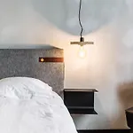 Upstairs Отель