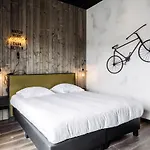 Отель Upstairs 3*