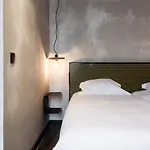 Отель Upstairs 3*