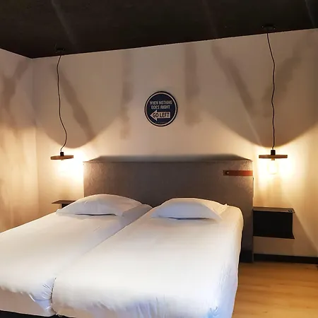 Upstairs Hotel Ostende